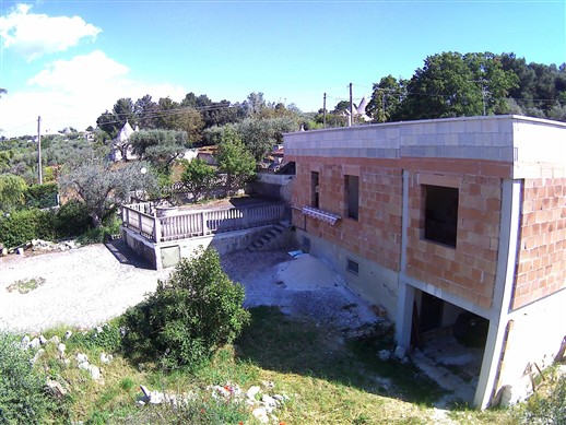 Villetta Con Trullo e Deposito in Zona Collinare